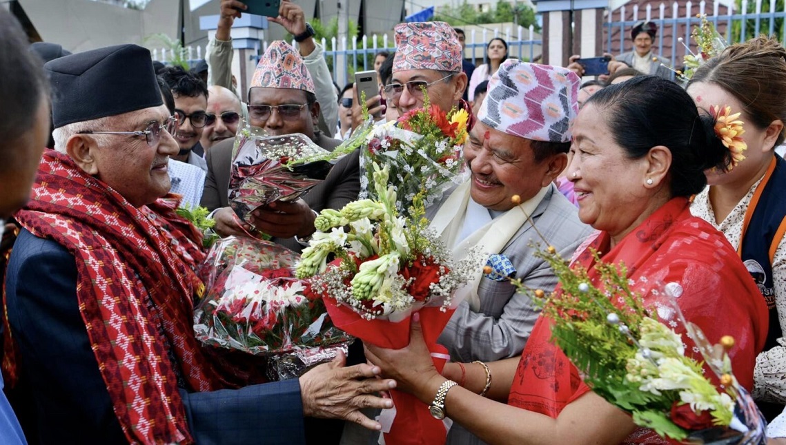 बिर्तामोडमा खुल्यो भाटभटेनीको शाखा, एमाले अध्यक्ष ओली पनि पुगे